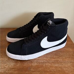 Nike SB Zoom Blazer Mid

Black/White

Size 12

New in box